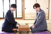 将棋を指すユースケとコーイチ。