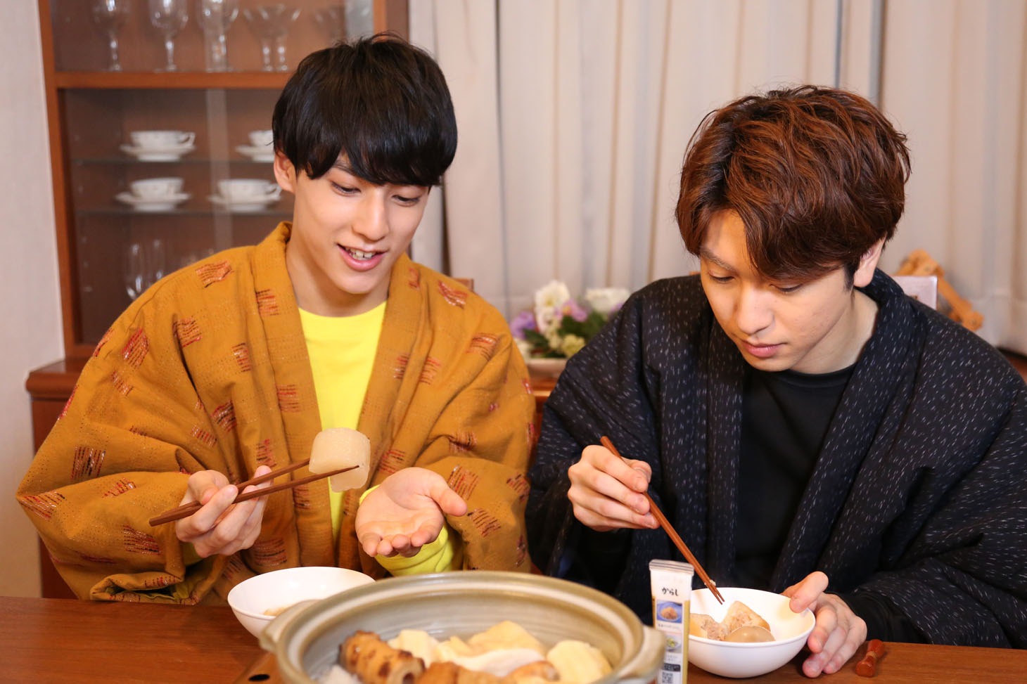おでんを食べるユースケとコーイチ。