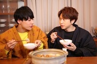 おでんを食べるユースケとコーイチ。