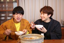 おでんを食べるユースケとコーイチ。