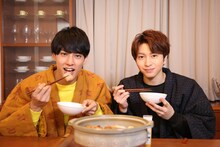 おでんを食べるユースケとコーイチ。