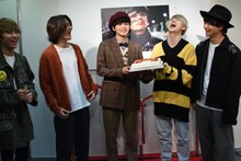 北村匠海（中央）と、お祝いに駆け付けたDISH//メンバー。