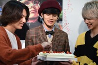 イチゴを北村匠海（中央）に食べさせようとする矢部昌暉（左）。