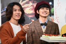 イチゴを北村匠海（中央）に食べさせようとする矢部昌暉（左）。