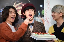 イチゴを北村匠海（中央）に食べさせようとする矢部昌暉（左）。