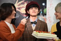 イチゴを食べた北村匠海（中央）。