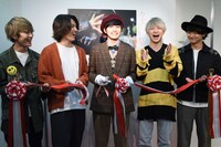 テープカットした北村匠海（中央）と、祝福するメンバー。