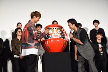 「ドンドコドンドコ……」と太鼓の音を表現する小澤雄太（右）。