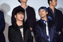 左から佐野玲於、山田裕貴。