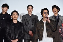 前列左から町田啓太、鈴木伸之。