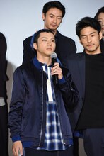 山田裕貴（前列左）のバンダナを外す鈴木貴之（前列右）。