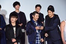 バンダナを外された山田裕貴（前列中央）。