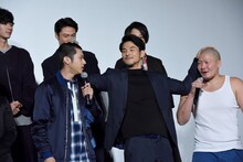 山田裕貴（前列左）と一ノ瀬ワタル（前列右）の頭をなでる鈴木貴之（前列中央）。