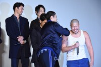 一ノ瀬ワタル（前列右）の頭をたたく山田裕貴（前列中央）。