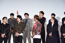 達磨一家の先輩たちからスルーされそうになり挙手する田中俊介（後列左から2人目）。