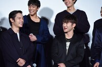 前列左から窪田正孝、佐野玲於。