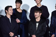 前列左から窪田正孝、佐野玲於。