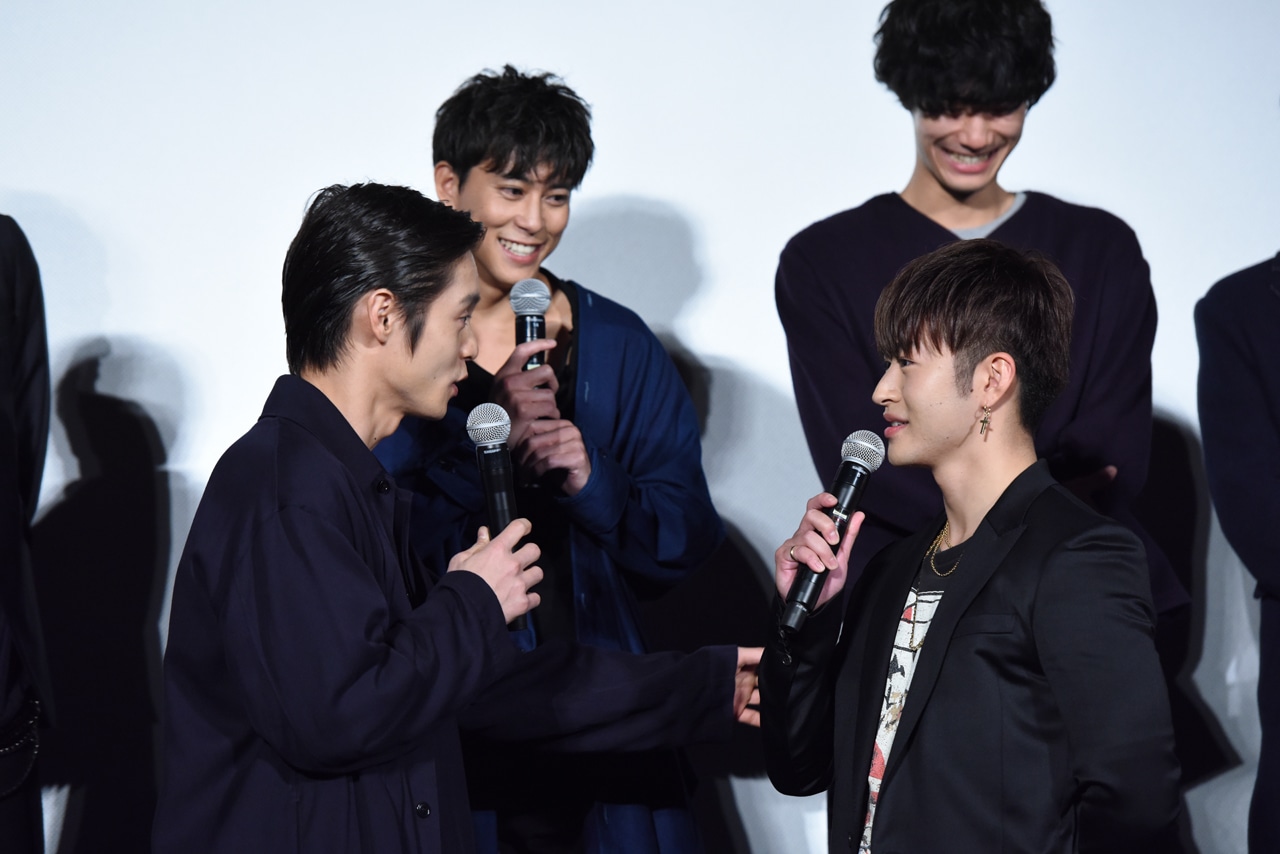 「協力してピンチを乗り越えた出来事は？」と質問され、答えに困る窪田正孝（前列左）、佐野玲於（前列右）、佐野岳（後列左）。