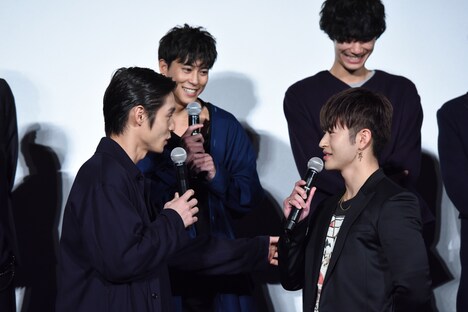 撮影当時を振り返るRUDE BOYSのメンバーたち。