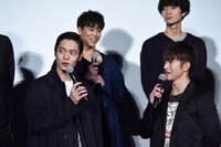 「協力してピンチを乗り越えた出来事は？」と質問され、答えに困る窪田正孝（前列左）、佐野玲於（前列右）、佐野岳（後列左）。