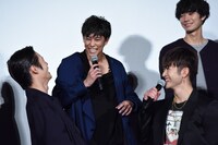 「協力してピンチを乗り越えた出来事は？」と質問され、答えに困る窪田正孝（前列左）、佐野玲於（前列右）、佐野岳（後列左）。