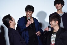 「協力してピンチを乗り越えた出来事は？」と質問され、答えに困る窪田正孝（前列左）、佐野玲於（前列右）、佐野岳（後列左）。