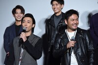 前列左から小澤雄太、阿部亮平。