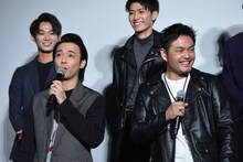 前列左から小澤雄太、阿部亮平。