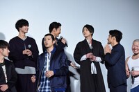 トークの順番を譲り合う鬼邪高校のメンバーたち。