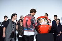 だるまに右目を入れる黒木啓司（中央）。