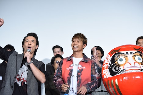 太鼓の音で会場を盛り上げる小澤雄太（左）と、達磨の目入れ役を務めた黒木啓司（右）。