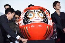 AKIRAが左目を、黒木啓司が右目を入れただるま。