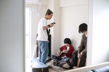 左から川島小鳥、Shout it Out。（撮影：南風子）