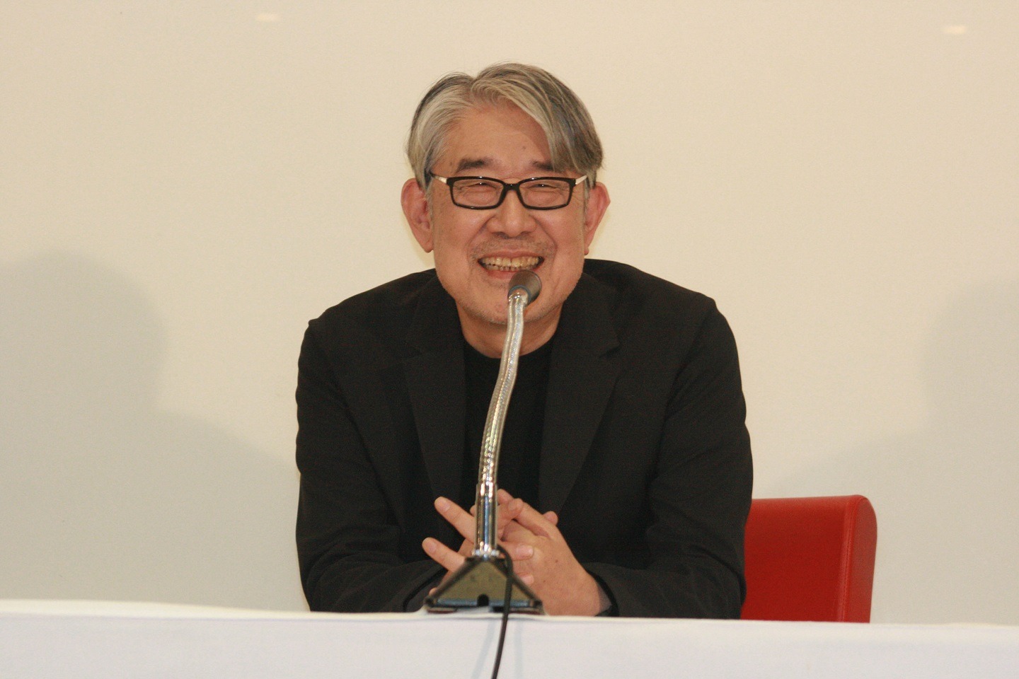 記者会見で笑顔を見せる松本隆。