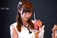 スペシャルドリンク「#えりぽんかわいい」をアピールする生田衣梨奈。