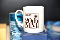 会場で販売されるマグカップ。