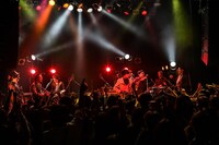 東京スカパラダイスオーケストラと斎藤宏介（UNISON SQUARE GARDEN）のコラボの様子。（撮影：渡邉一生）