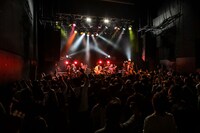 東京スカパラダイスオーケストラと斎藤宏介（UNISON SQUARE GARDEN）のコラボの様子。（撮影：渡邉一生）