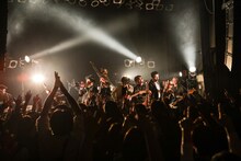 東京スカパラダイスオーケストラと斎藤宏介（UNISON SQUARE GARDEN）のコラボの様子。（撮影：渡邉一生）