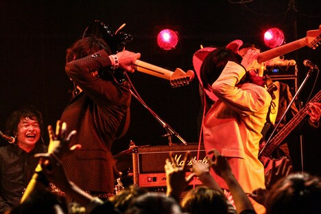 ギターの背面弾きで競い合う加藤隆志（東京スカパラダイスオーケストラ）と斎藤宏介（UNISON SQUARE GARDEN）。（撮影：渡邉一生）