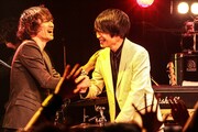 加藤隆志（東京スカパラダイスオーケストラ）と斎藤宏介（UNISON SQUARE GARDEN）。（撮影：渡邉一生）