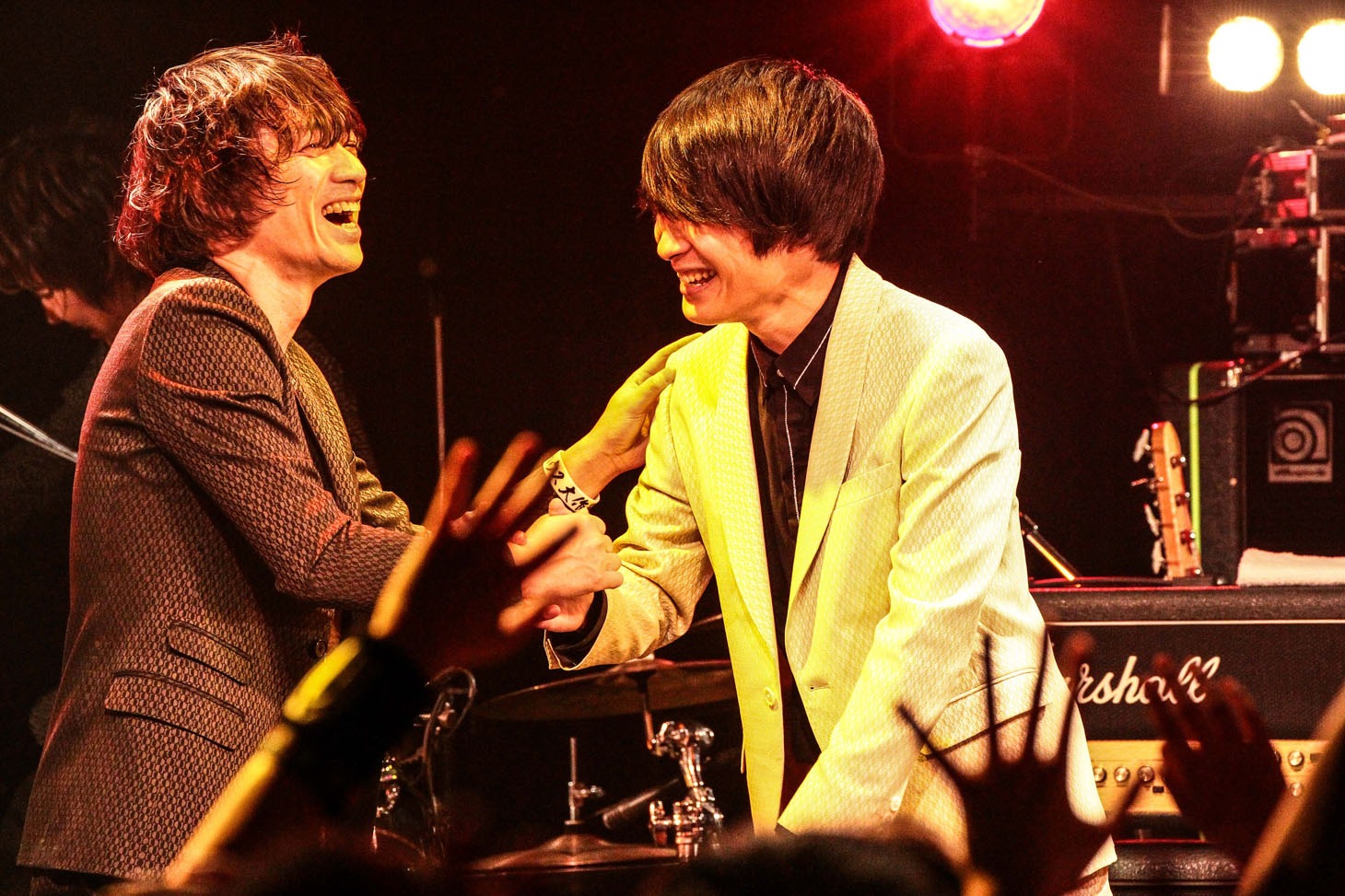 加藤隆志（東京スカパラダイスオーケストラ）と斎藤宏介（UNISON SQUARE GARDEN）。（撮影：渡邉一生）
