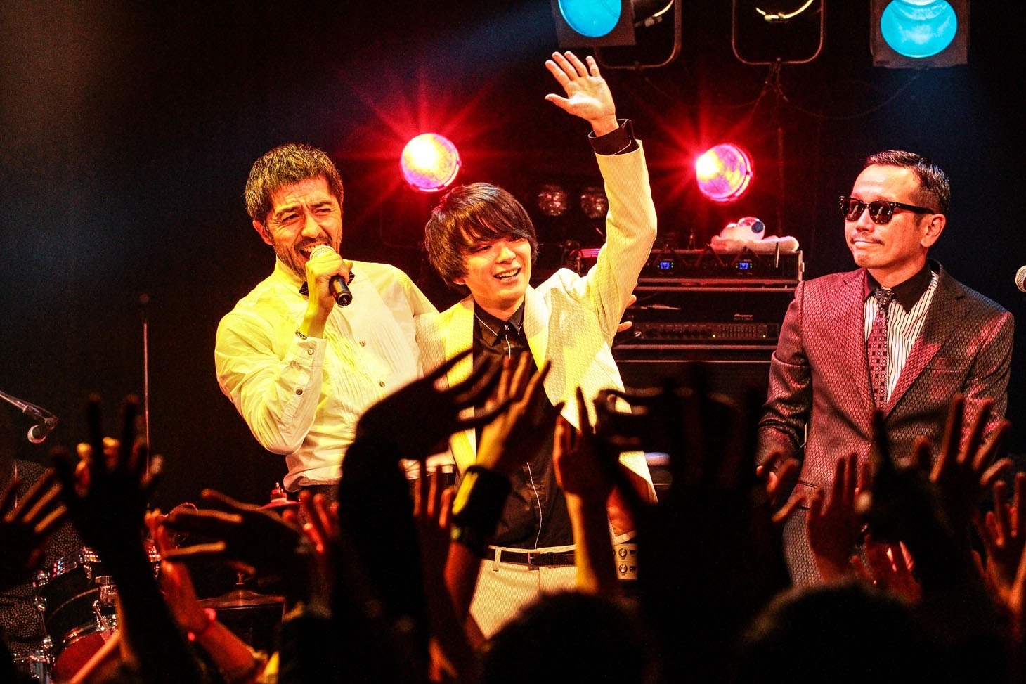 東京スカパラダイスオーケストラと斎藤宏介（UNISON SQUARE GARDEN）のコラボの様子。（撮影：渡邉一生）