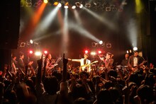 東京スカパラダイスオーケストラと斎藤宏介（UNISON SQUARE GARDEN）のコラボの様子。（撮影：渡邉一生）