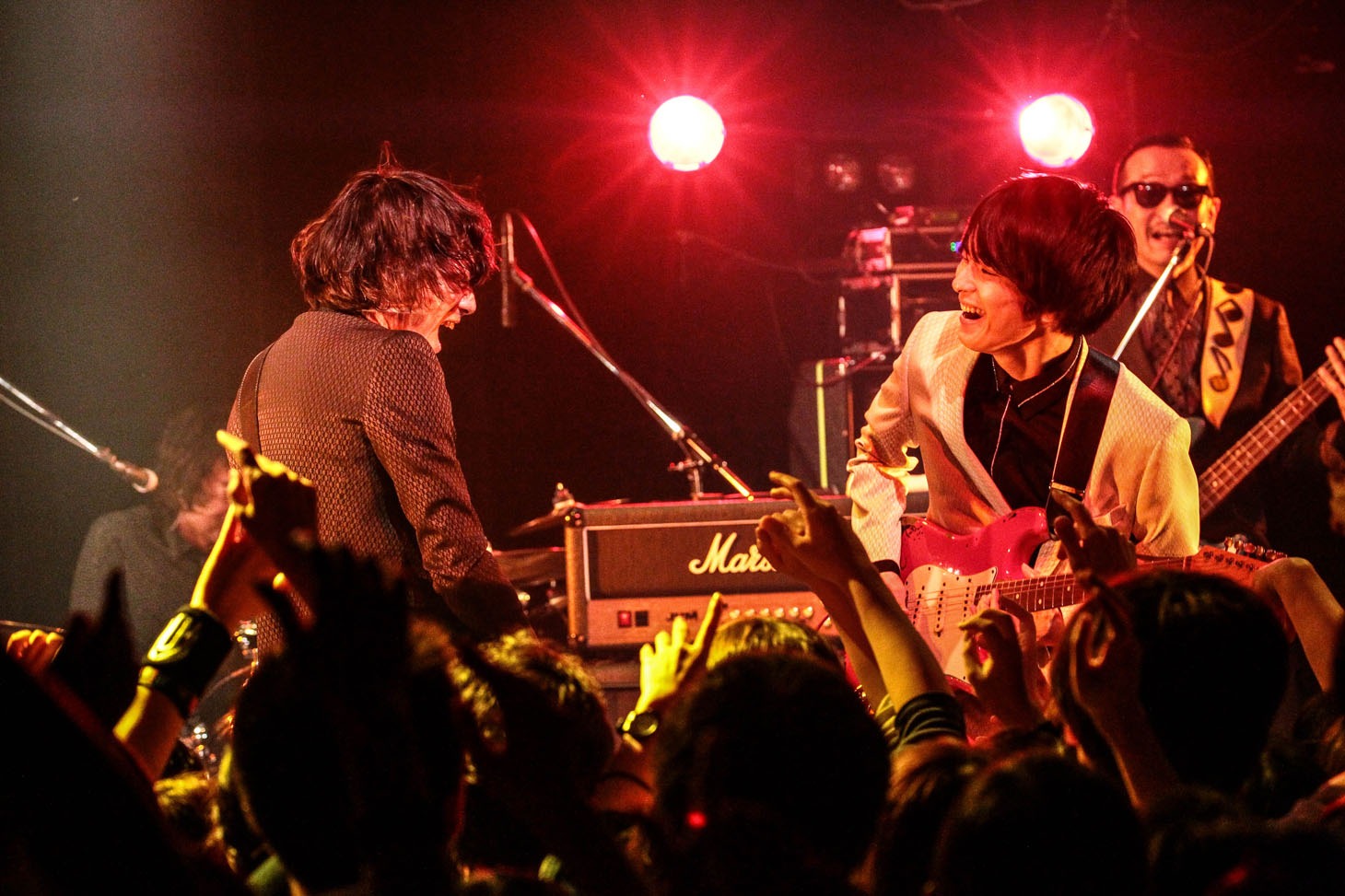 加藤隆志（東京スカパラダイスオーケストラ）と斎藤宏介（UNISON SQUARE GARDEN）。（撮影：渡邉一生）