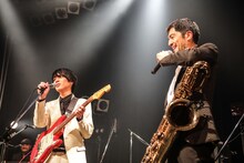 斎藤宏介（UNISON SQUARE GARDEN）と谷中敦（東京スカパラダイスオーケストラ）。（撮影：渡邉一生）