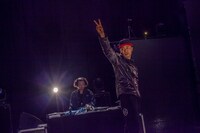 左からDJ DYE、ILL-BOSSTINO。（Photo by HayachiN）