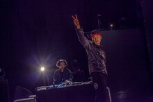 左からDJ DYE、ILL-BOSSTINO。（Photo by HayachiN）