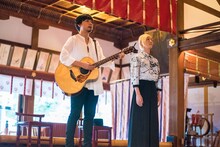 奉納演奏をする吉田山田。（写真提供：ポニーキャニオン）