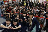 桜エビ～ず「わたしロマンス」リリース記念イベント 東京・タワーレコード八王子店公演の様子。（写真提供：スターダストプロモーション）